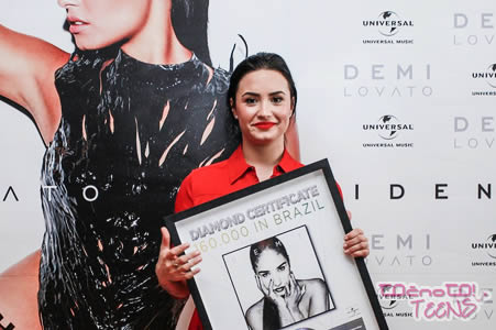 FOTO! Demi v Braziliji dobila nagrado za prejšnji album!