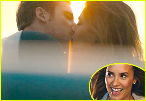 OPA! Demi Lovato: V novem videospotu ji dela družbo vroč tipček!