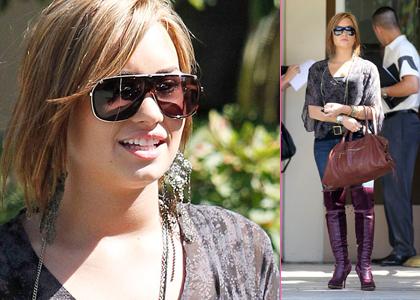 Demi Lovato: Modna v vijoličnih škornjih do polovice stegen!