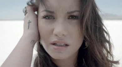 Demi Lovato: Zvezdniki so navdušeni nad njeno novo pesmijo!