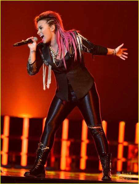 Demi Lovato: Po vsakem padcu se spet pobere!