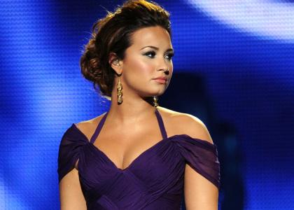 Demi Lovato: Lani zahvalni dan brez družine, letos z njo!