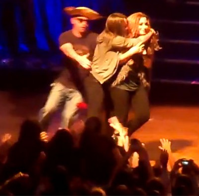 Video! Demi Lovato: Oboževalec jo je napadel na odru!