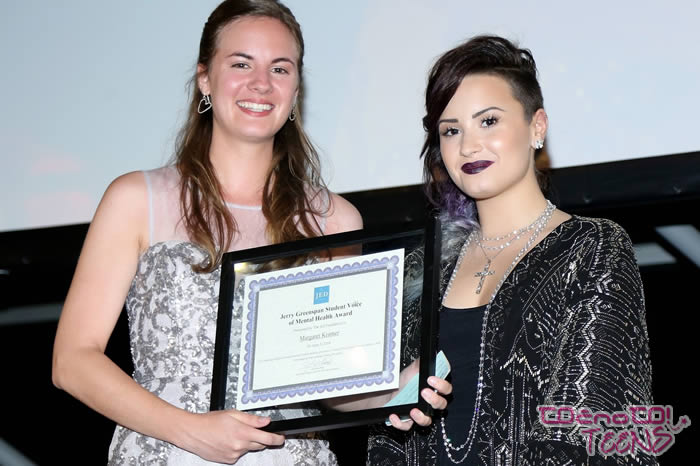 Ta študentka prejela nagrado iz rok Demi Lovato!