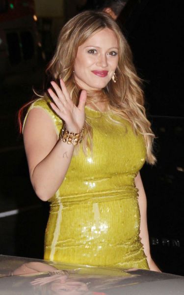 OCENI: Svetlikajoča nosečniška obleka Hilary Duff: HOT ali NOT?