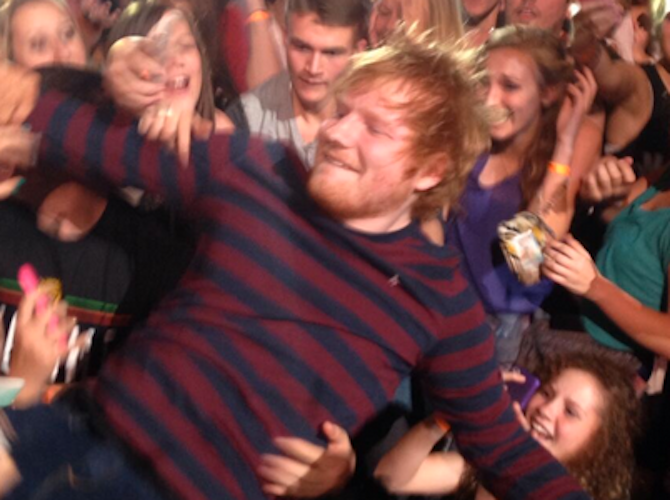 Ed Sheeran: Poletel med množico!