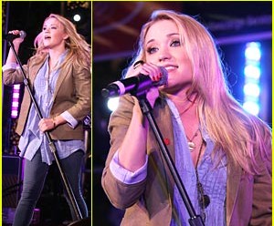 FOTO: Emily Osment na svojih nastopih po odru skače kar bosa!