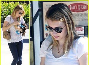 FOTO: Emma Roberts: Knjigo bere kar v avtopralnici!