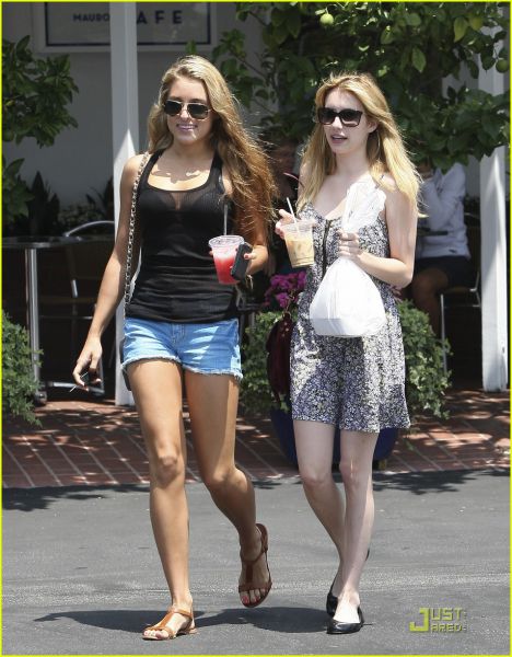 Emma Roberts: Obsedena s parfumom Jennifer Aniston