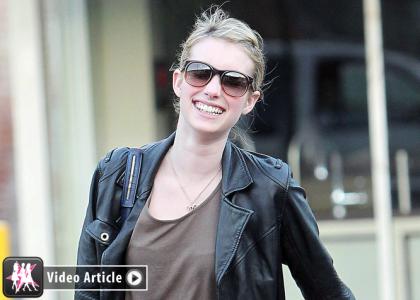 VIDEO: Emma Roberts v novem izseku filma 'Twelve' samo v modrčku!