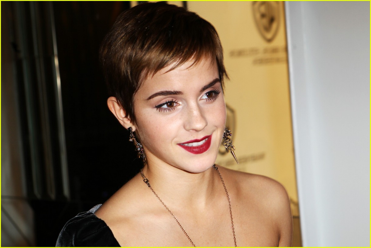 FOTO: Emma Watson fatalna s kratko pričesko, v črnini in z živo rdečimi ustnicami!