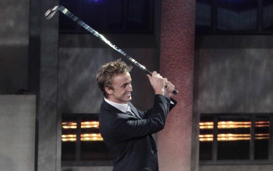 FOTO: Tom Felton v elegantni obleki igral golf