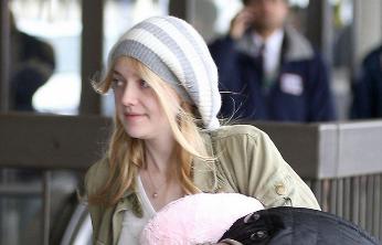 Dakota Fanning: Takoj po novem letu spet na snemanje 'Jutranje zarje'!