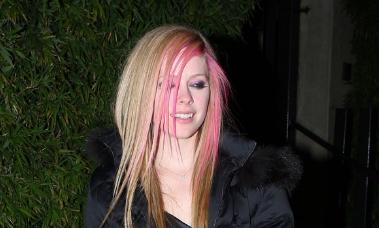 FOTO: Avril Lavigne: Svojega roza pramena las se nikakor ne znebi