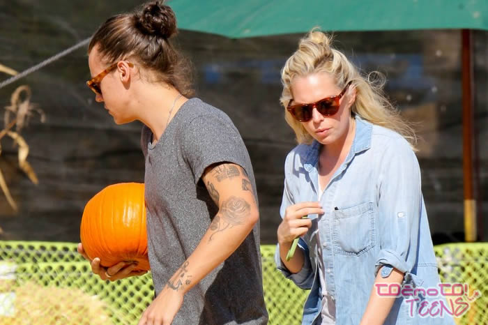 ZABAVA! Harry Styles izbiral bučo z Erin!