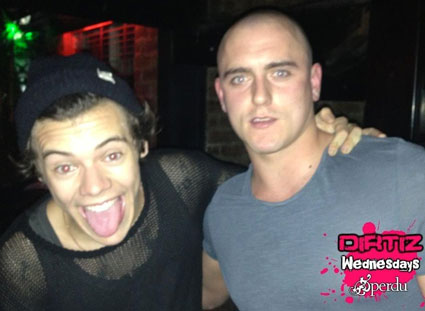 Šok! Harry iz 1D: Tako pijan, da so ga morali odnesti iz kluba?!