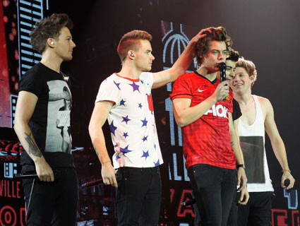 Vroče! Harry iz 1D: Vsako noč so v njegovi hotelski sobi najmanj 3 dekleta?!