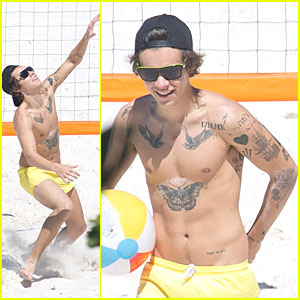 HOT! Harry iz 1D: Zgoraj brez je igral odbojko!
