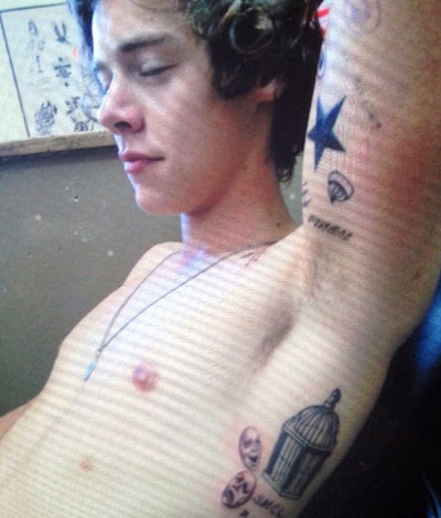 Harry iz 1D: Spet ima nove tatuje!
