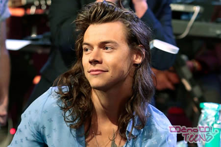 VROČE! Harry Styles zaudarja da je le kaj – tabloid se opravičuje!