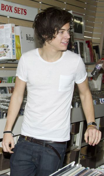 Harry iz 1D: Njegova mama zanika vse govorice o njegovih dekletih!