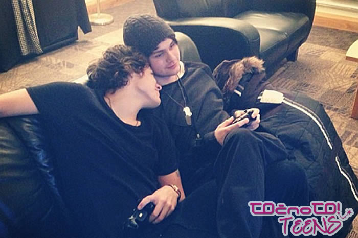 Harry Styles napadel skupino Midnight Red!