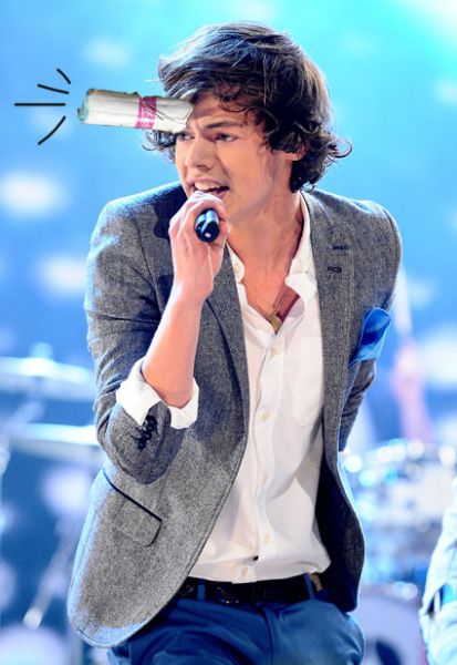 Šok! Harry iz One Direction: V glavo je dobil tampon!