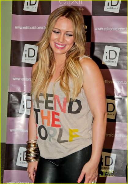 Hilary Duff: Oboževalci so ji kupili vso garderobo za dojenčka!
