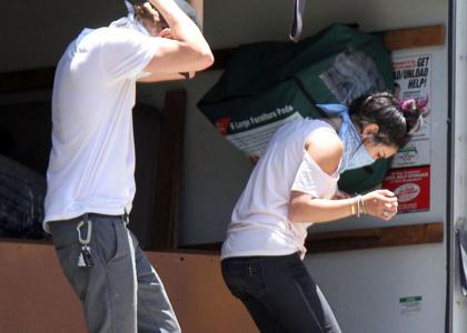 Bizarno! Vanessa Hudgens: S fantom sta si obraz skrivala za rutami!