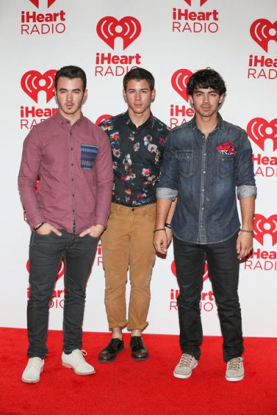 Vroče! Jonas Brothers: Imamo podrobnosti o njihovem prihajajočem singlu!
