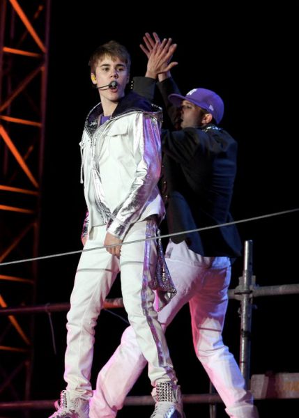 VIDEO: Chris Brown se je Justinu Bieberju res pridružil na turneji!