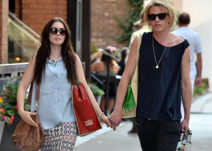 Lily Collins in Jamie Campbell-Bower: Brez sramu se sprehajata z roko v roki!