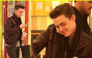 FOTO: Jesse McCartney: Kako se znajde med ženskimi čevlji z visoko peto?