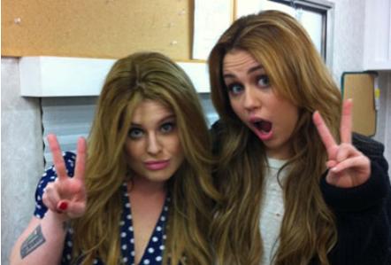 FOTO: Miley Cyrus in Kelly Osbourne sta vse večji prijateljici!