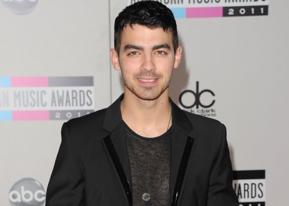 Foto: Joe Jonas na ameriške glasbene nagrade kar v kavbojkah!