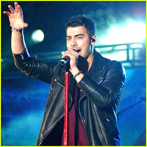 VIDEO: Joe Jonas je prvič nastopil sam!