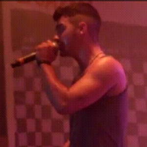 VIDEO: Joe Jonas: Na odru so ga napadli!