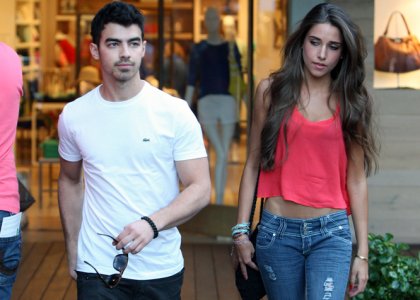 Foto: Joe Jonas: Paparaci so ga ujeli na zmenku!