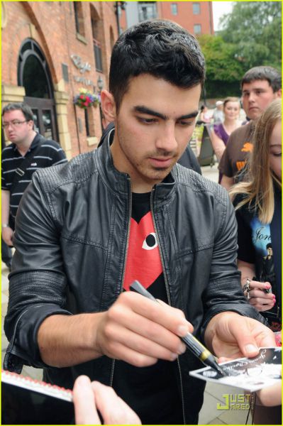 FOTO: Joe Jonas: Lepo ga je videti obkroženega z oboževalci!