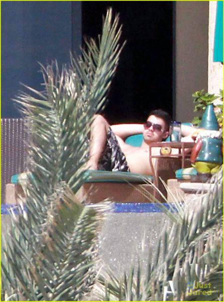 Foto: Joe Jonas: Lepotec v kopalkah užival na soncu!