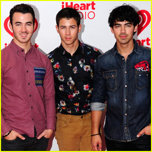 Vroče! Prisluhni pol minute novi pesmi Jonas Brothers!