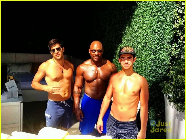HOT! Joe Jonas: Na Twitterju zgoraj brez!