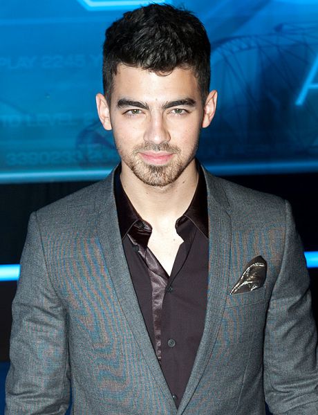 Joe Jonas: Svetuje Seleni in Justinu!