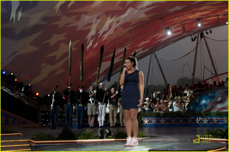 MODNI KIKS Jordin Sparks: Elegantna obleka in superge?!
