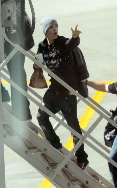 VIDEO: Justin Bieber: Oboževalci so mu na oder metali jajca!