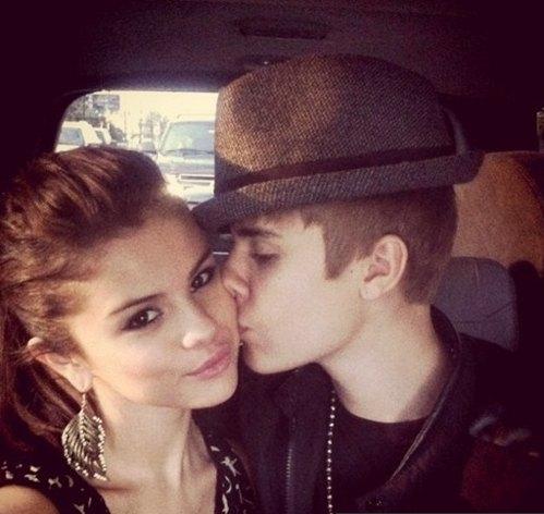 Foto: Justin Bieber in Selena med poljubljanjem v avtomobilu!