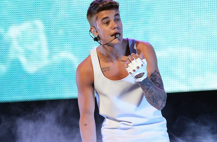 Justin Bieber: Opravičil se je, ker je brcnil argentinsko zastavo!
