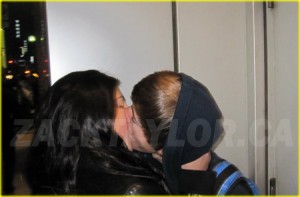 FOTO: Dokaz, da Justin Bieber strastno poljublja tudi svoje oboževalke!