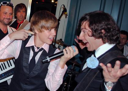 Justin Bieber: Zapel je na poroki!