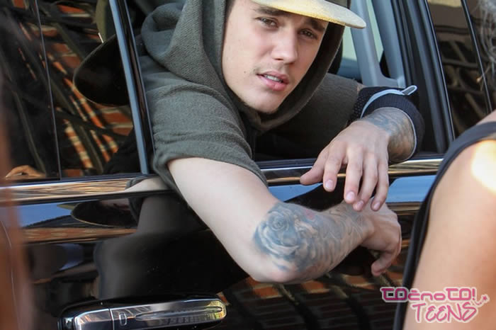 Justin iz hiše vrgel dve vsiljivi oboževalki!